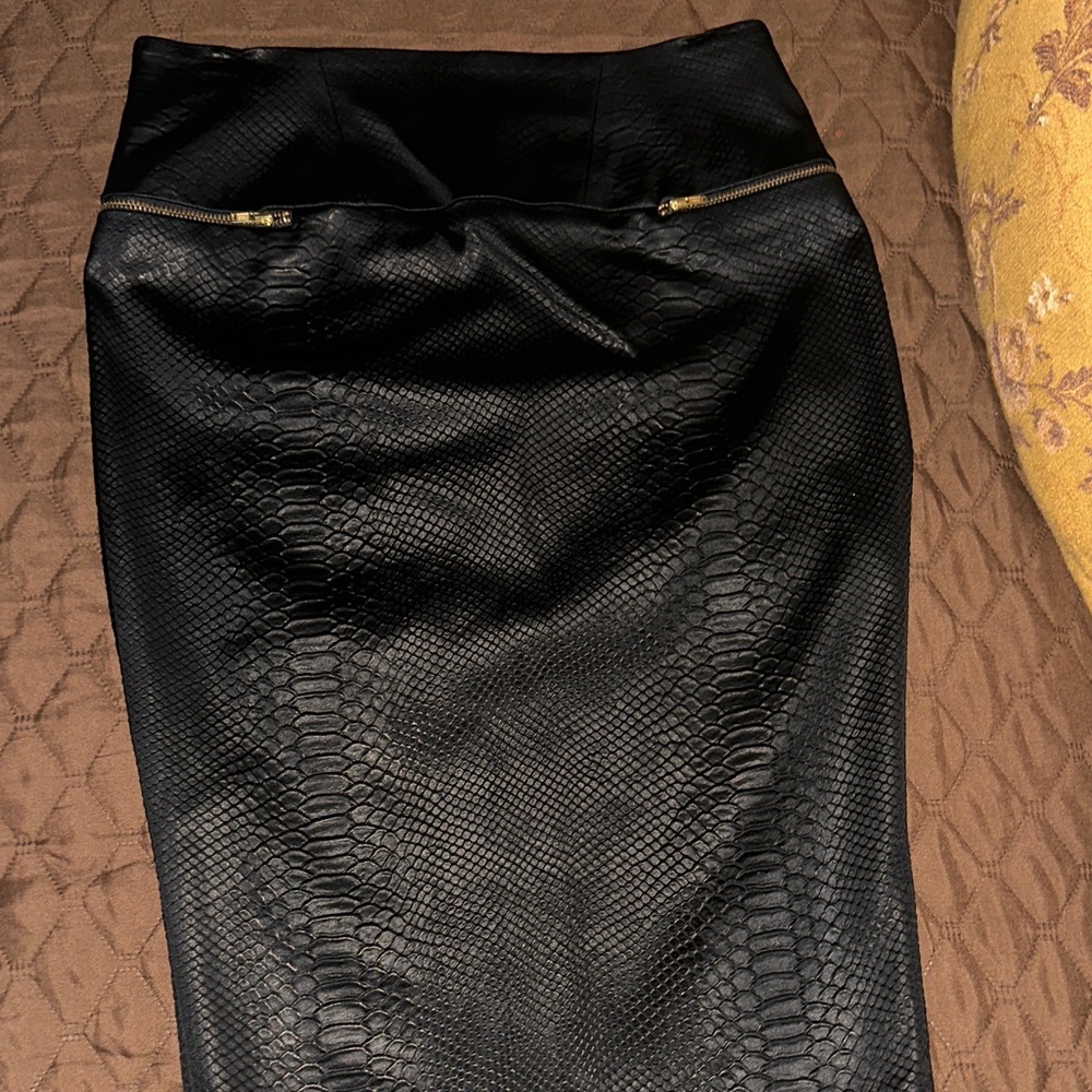 Elegant Black Snakeskin Pencil Skirt